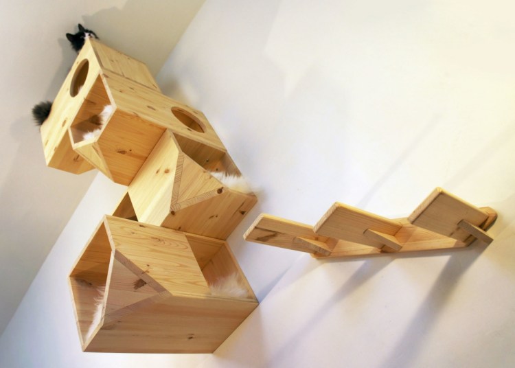 Деревянный домик для кошки