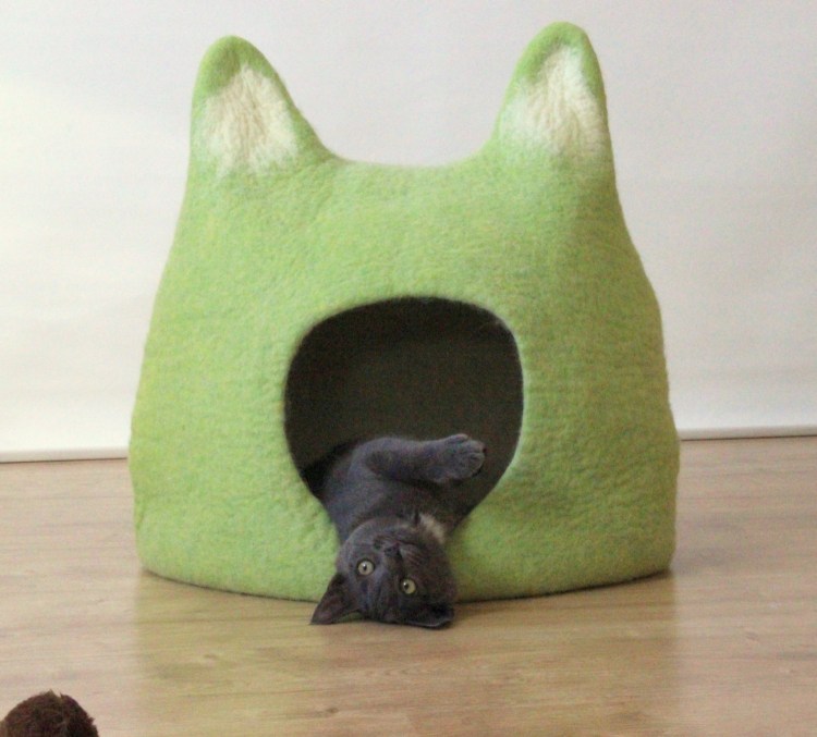 Лежанка для кошек из меха