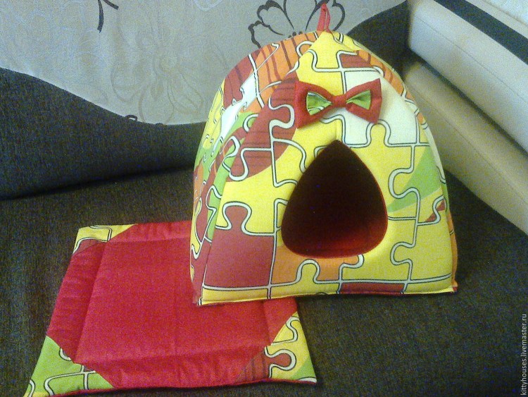 Домик с лежанкой для кошек