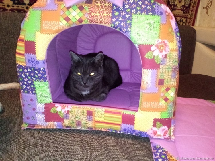 Домик для кошки треугольный