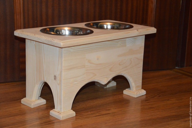 Кормушка для собак из дерева