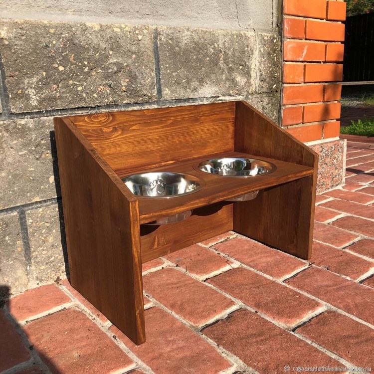 Кормушка для собак из дерева