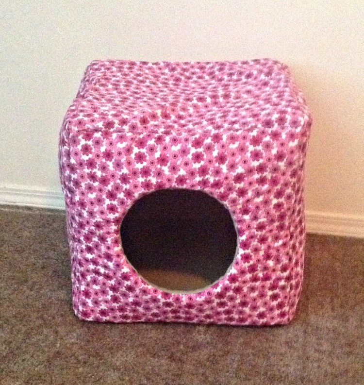 Домик лежанка из коробки для кошки