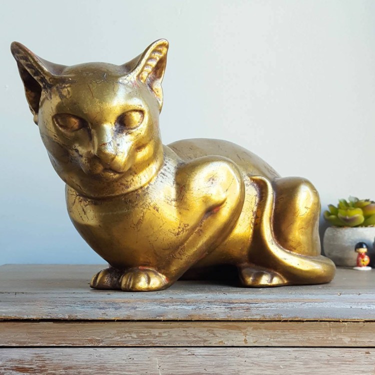 Золотая статуя кота
